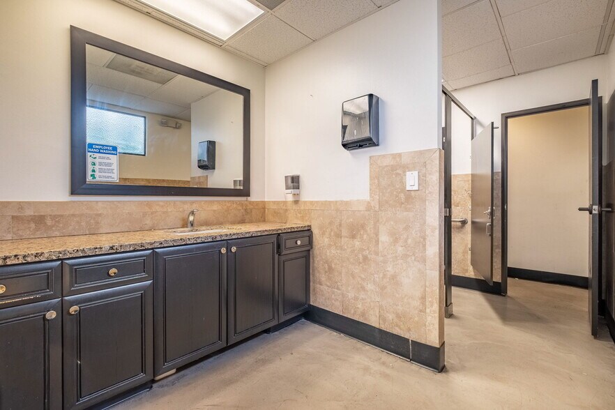 More Photos Of 550 N Golden Circle Dr, Santa Ana Office For Lease