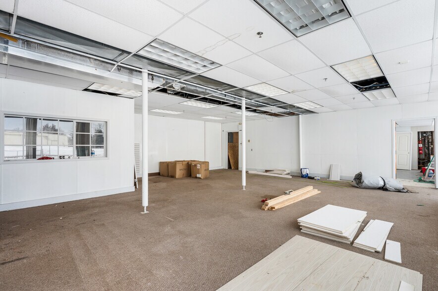 More Photos Of 149 Delaina Dr, Mount Washington Showroom For Sale