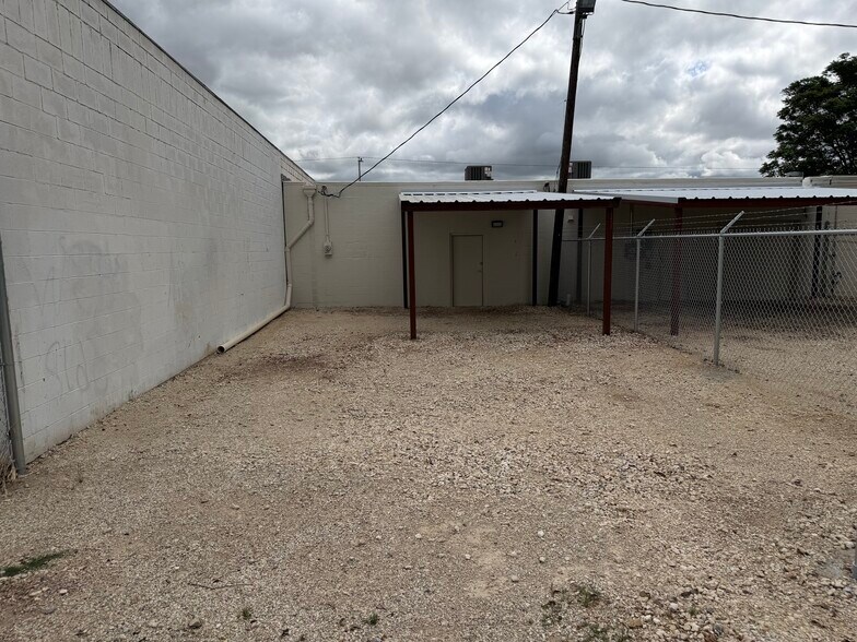 More Photos Of 1166 Butternut St, Abilene Flex For Lease