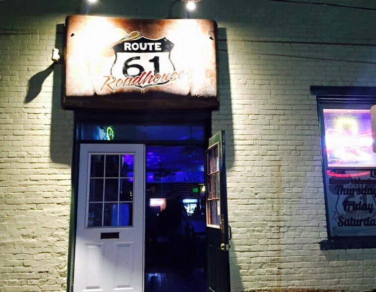 More Photos Of 449 Woodlawn Ave, Sunbury Bar For Lease