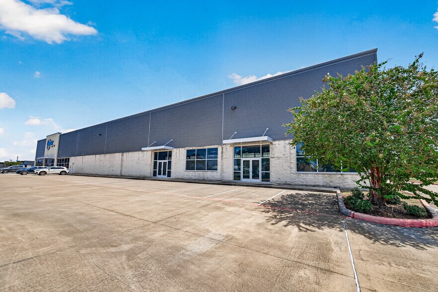More Photos Of 15135 Bellaire Blvd, Houston Warehouse For Lease
