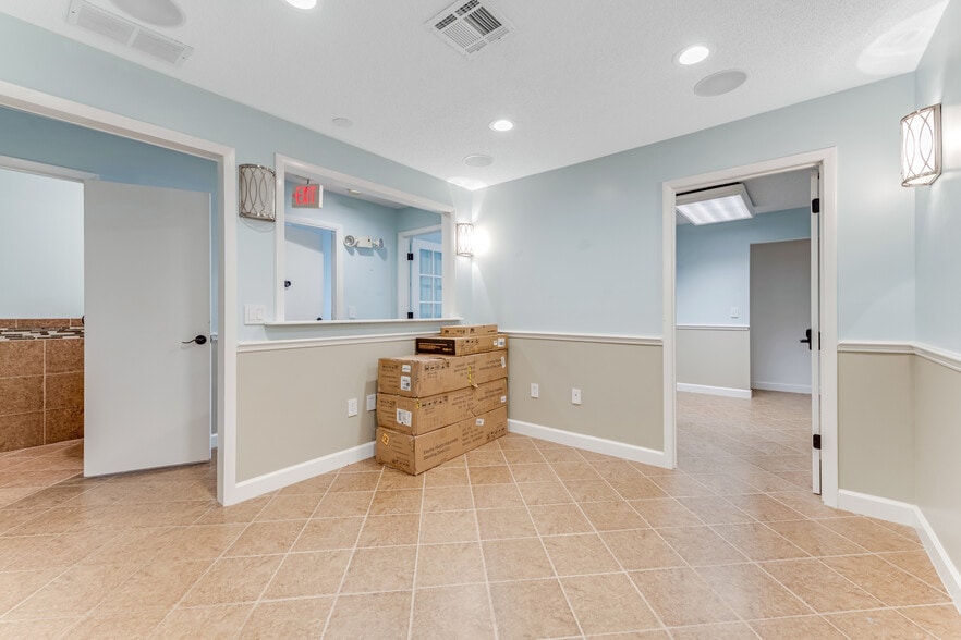 More Photos Of 555 W Granada Blvd, Ormond Beach Loft Creative Space For Sale