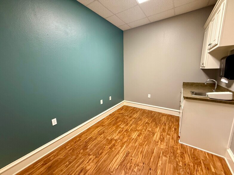 More Photos Of 641 S Broadway Ave, Tyler Unknown For Lease