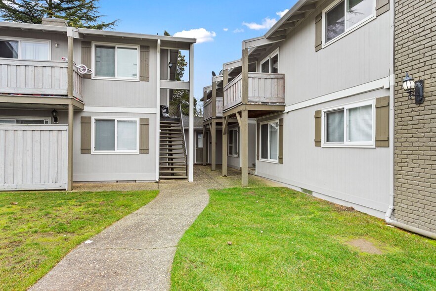 More Photos Of 3240-3320 NE 8th St, Gresham Apartments For Sale