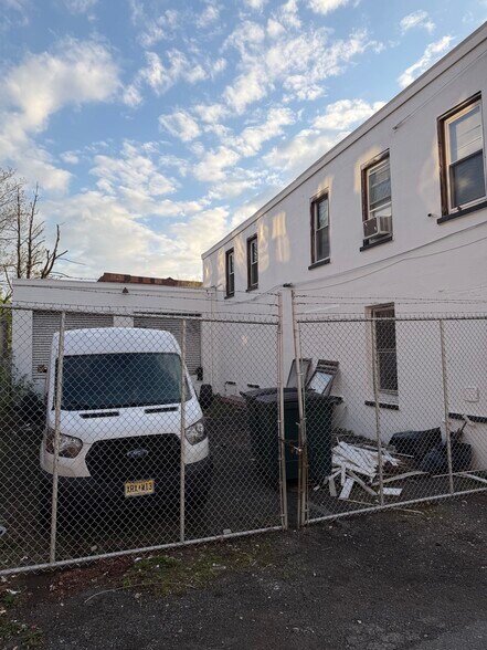 More Photos Of 60 Dickerson St, Newark Light Manufacturing For Lease