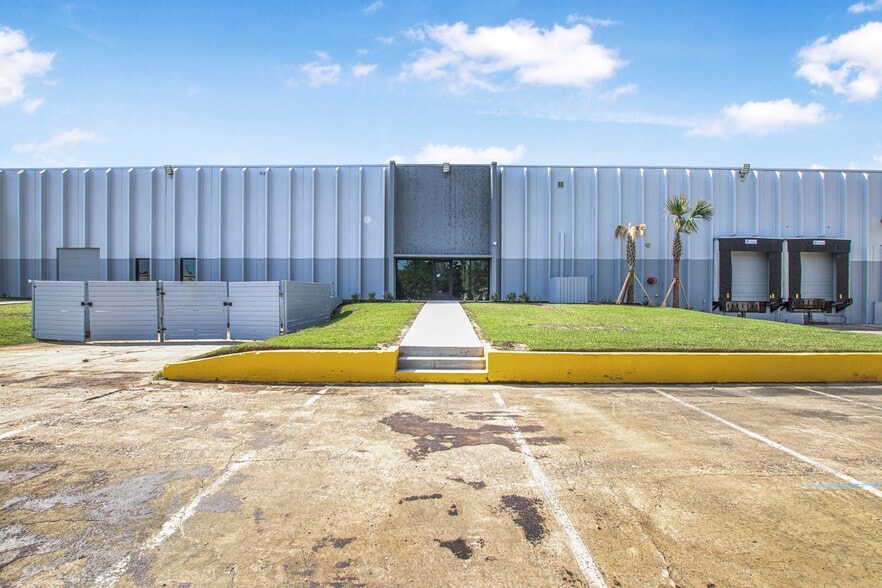 More Photos Of 7391 Pepperdam Ave, North Charleston Warehouse For Lease