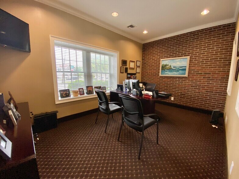 More Photos Of 25 Nassau Ln, Island Park Office For Sale