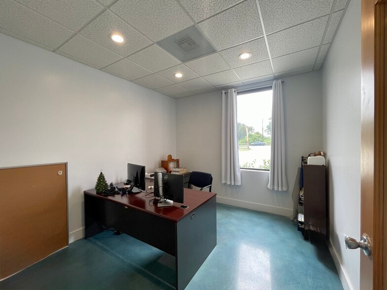 More Photos Of 15931-15935 SW Warfield Blvd, Indiantown Freestanding For Lease