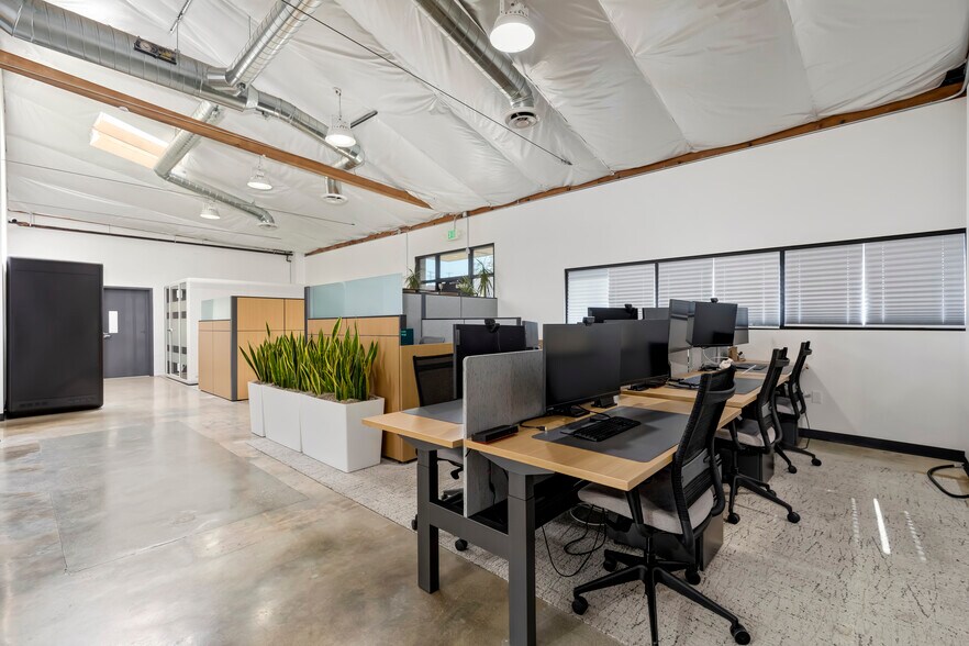 More Photos Of 956 W Hyde Park Blvd, Inglewood Manufacturing For Lease