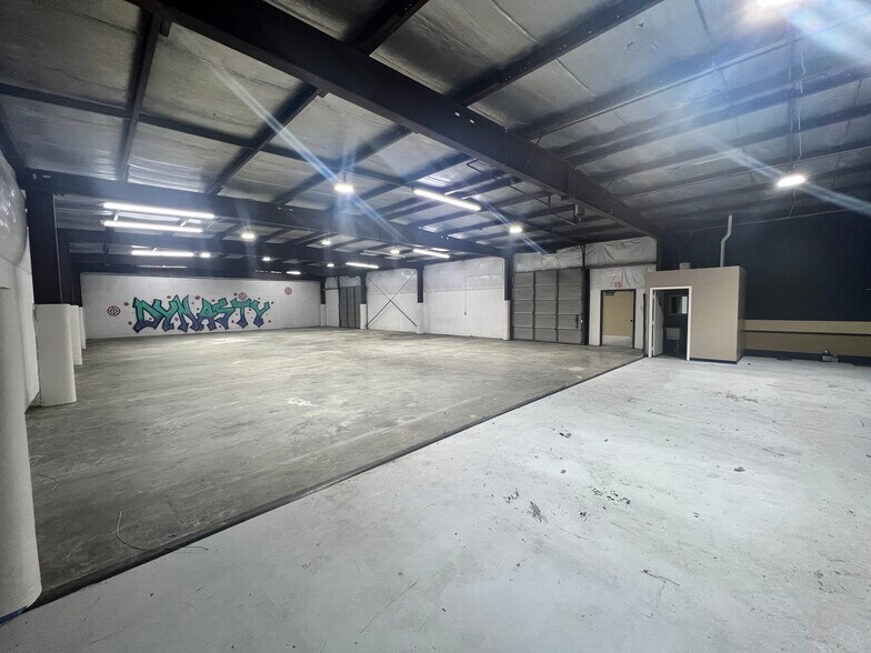 More Photos Of 1712 Brick Kiln Ln, Louisville Flex For Lease