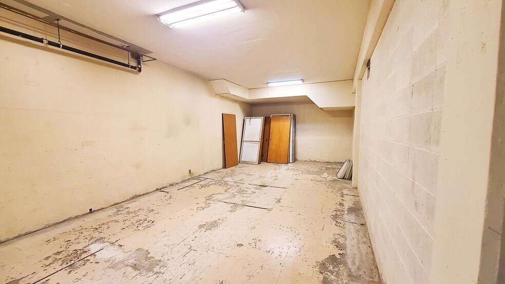More Photos Of 710 W 8th St, Fort Scott Office For Sale