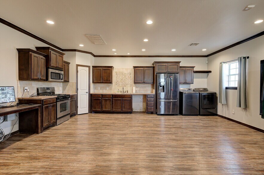 More Photos Of 8900 Charter Oak Rd, Edmond Flex For Sale