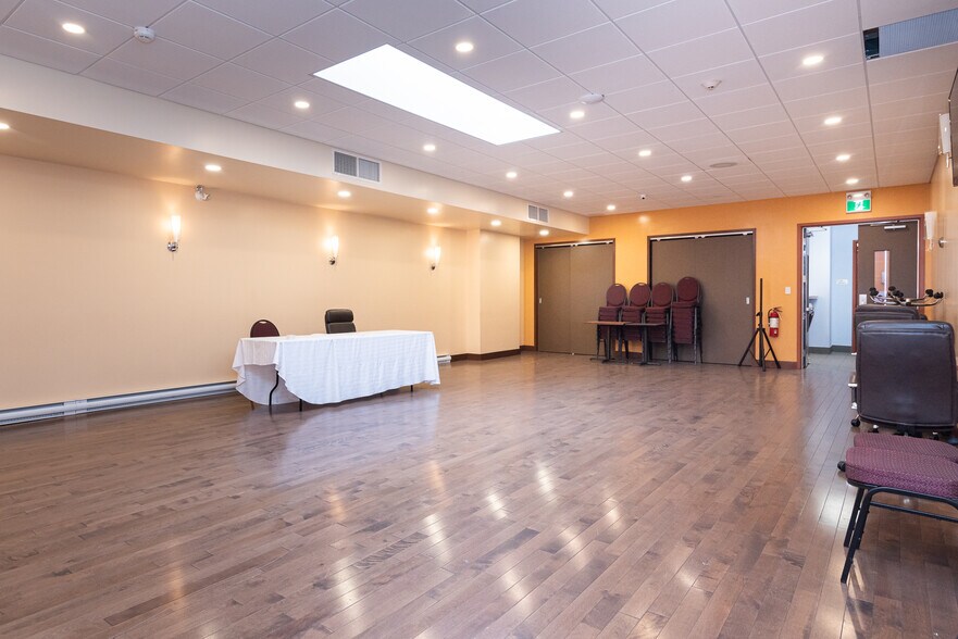 More Photos Of 2464-2466 St Bélanger, Montréal General Retail For Sale