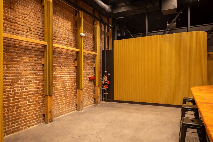 More Photos Of 1948 E 7th St, Los Angeles Bar For Lease