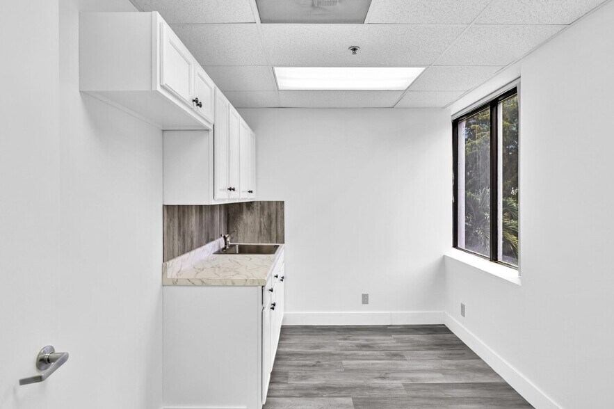 More Photos Of 2900 W Cypress Creek Rd, Fort Lauderdale Office For Sale