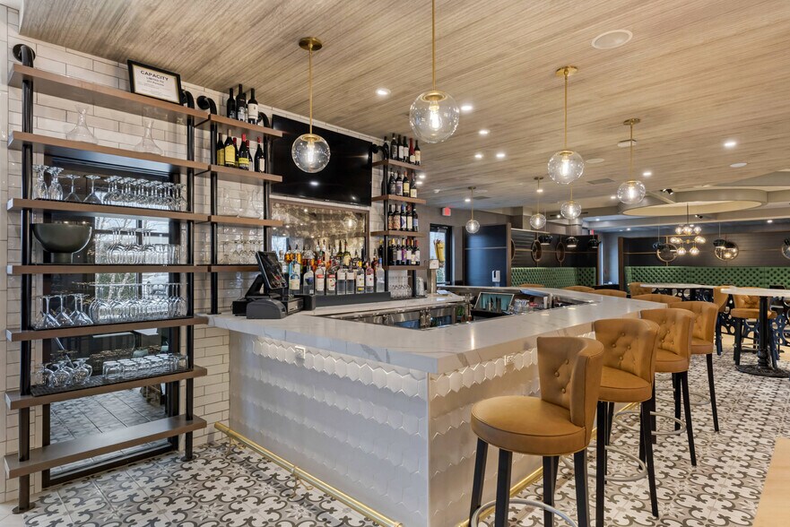 More Photos Of 407 Airport Blvd, Pensacola Hotel For Sale