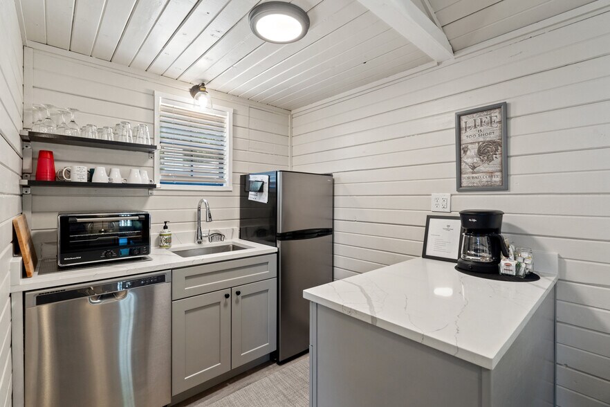 More Photos Of 104 Scudder Ln, Wimberley Hotel For Sale