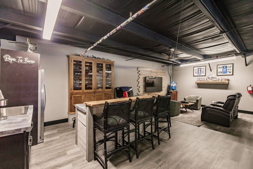 More Photos Of 16261 Pine Ridge Rd, Fort Myers Warehouse For Sale