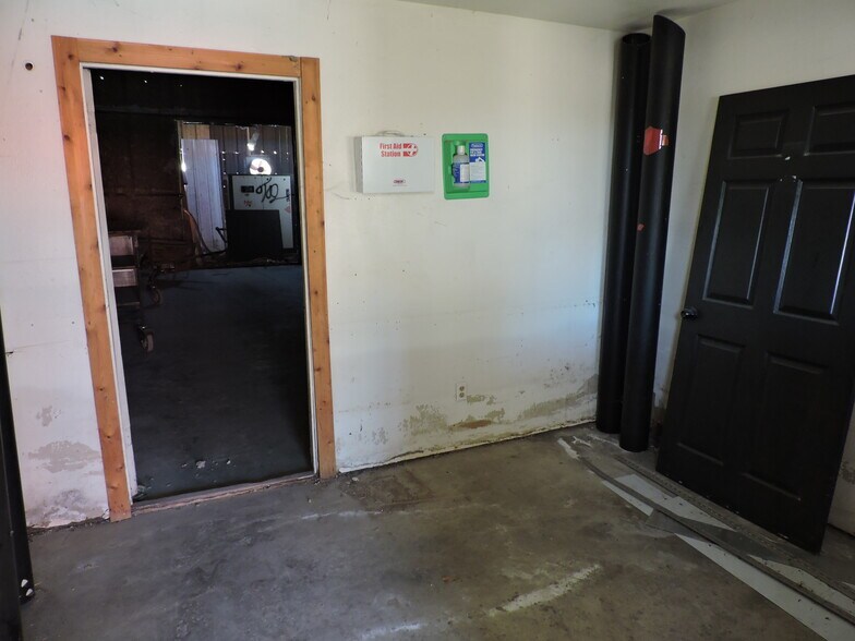 More Photos Of 920 W Mason St, Mabank Manufacturing For Sale