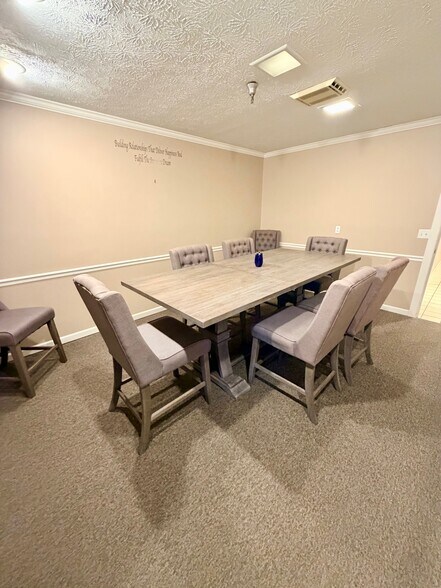 More Photos Of 260 Crossfield Dr, Versailles Light Distribution For Lease