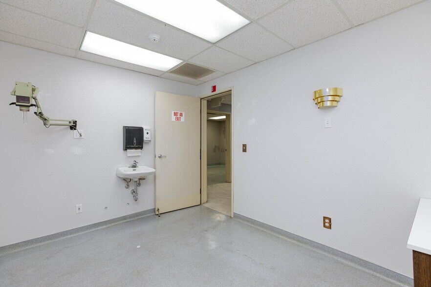 More Photos Of 872 E Sahara Ave, Las Vegas Medical For Lease