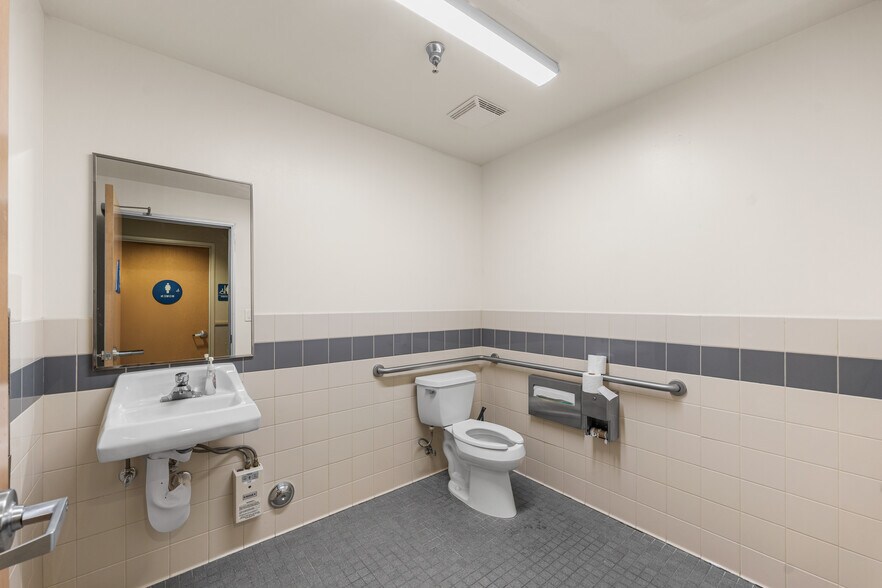 More Photos Of 514 Commerce Ave, Palmdale Medical For Sale