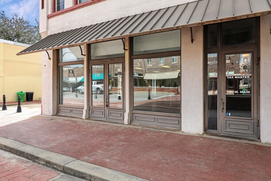 More Photos Of 150 W Main St, Lewisville Bar For Lease
