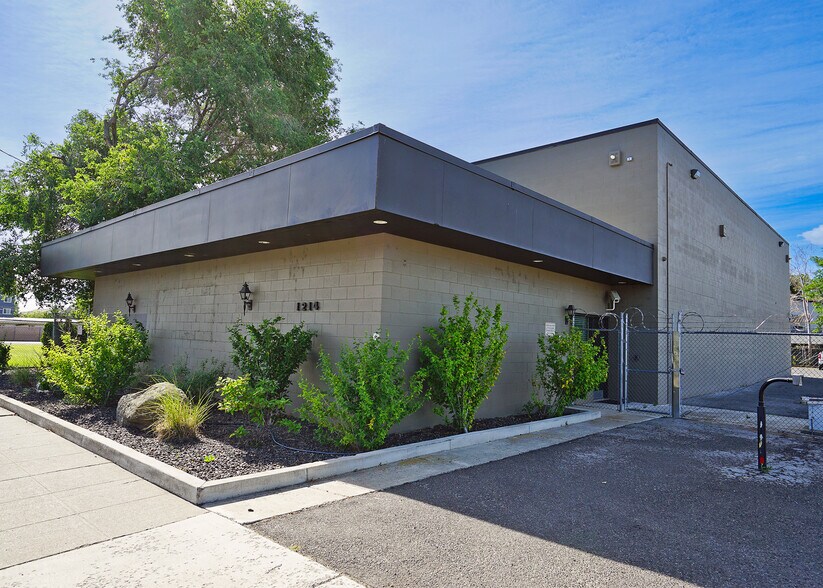 Primary Photo Of 1214 Fruitvale Blvd, Yakima Service For Lease