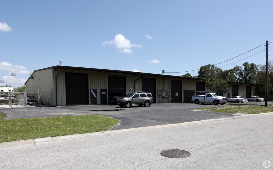 More Photos Of 2542 12th St, Sarasota Warehouse For Lease