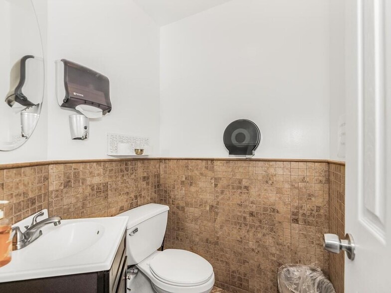 More Photos Of 113 E 39th St, New York Apartments For Sale