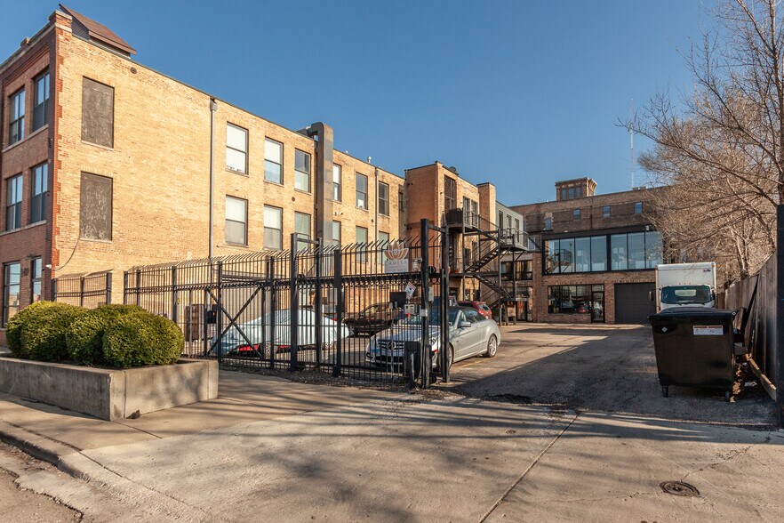 More Photos Of 2425 W 14th St, Chicago Loft Creative Space For Lease