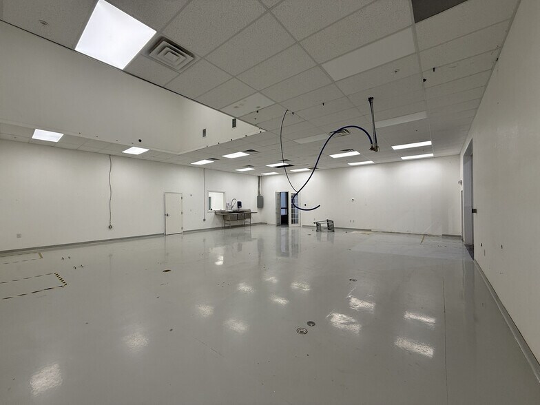 More Photos Of 7245 16th St E, Sarasota Warehouse For Lease