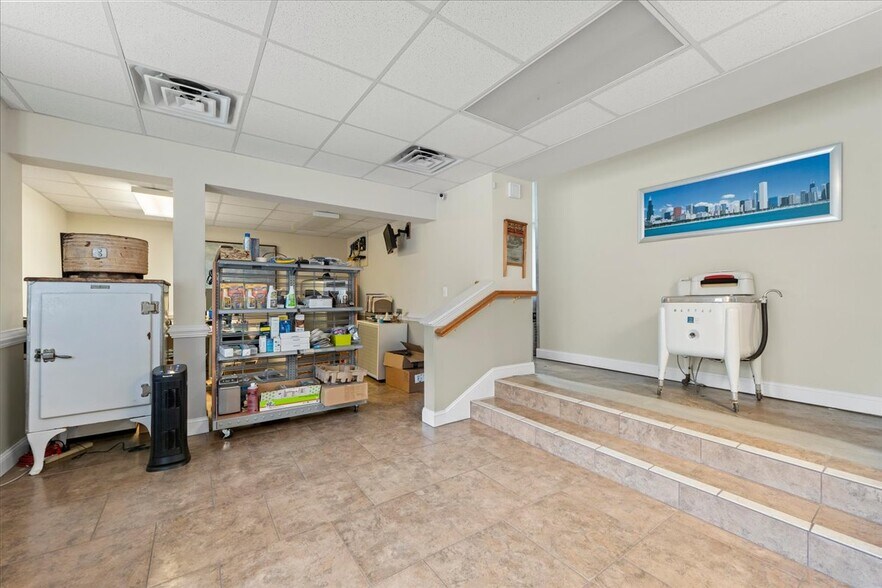 More Photos Of 1911 Dixon St, Fredericksburg Freestanding For Sale