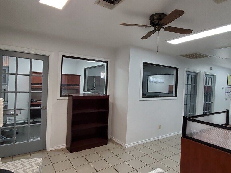 More Photos Of 2409 Maxwell Ln, Deer Park Office For Lease