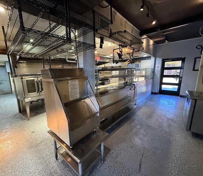 More Photos Of 2702 W Kennedy Blvd, Tampa Restaurant For Sale