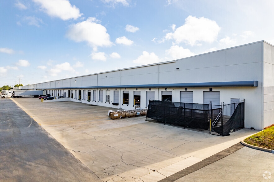 More Photos Of 7600 Kingspointe Pky, Orlando Unknown For Lease