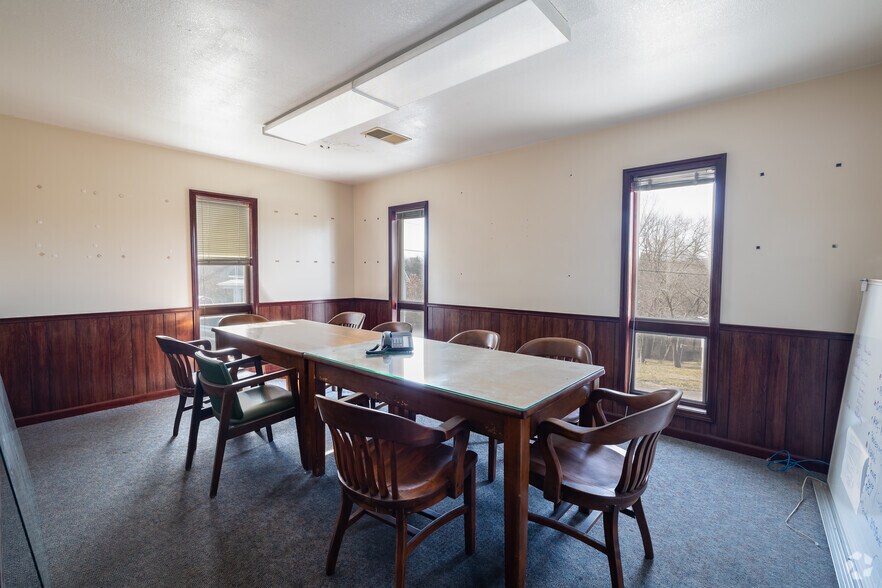 More Photos Of 209 W Main St, Linn Warehouse For Lease
