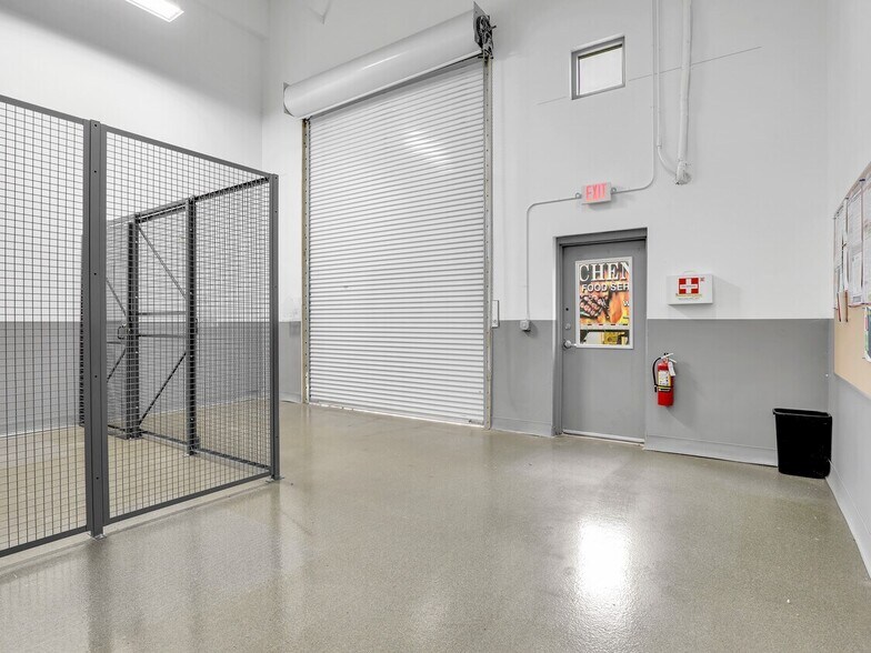 More Photos Of 8801 Business Park Dr, Fort Myers Warehouse For Lease