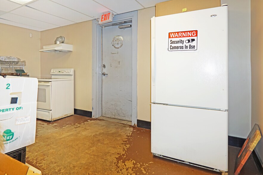 More Photos Of 1560 Commercial Ct, Jonesboro Office For Sale