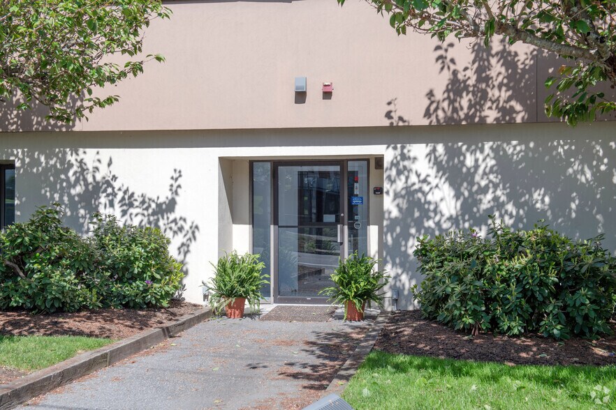 More Photos Of 970 Hope St, Bristol Medical For Lease