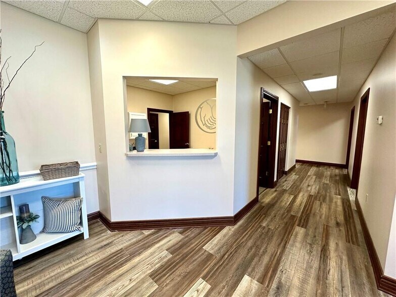 More Photos Of 909-921 Lake Land Blvd, Mattoon Office For Sale