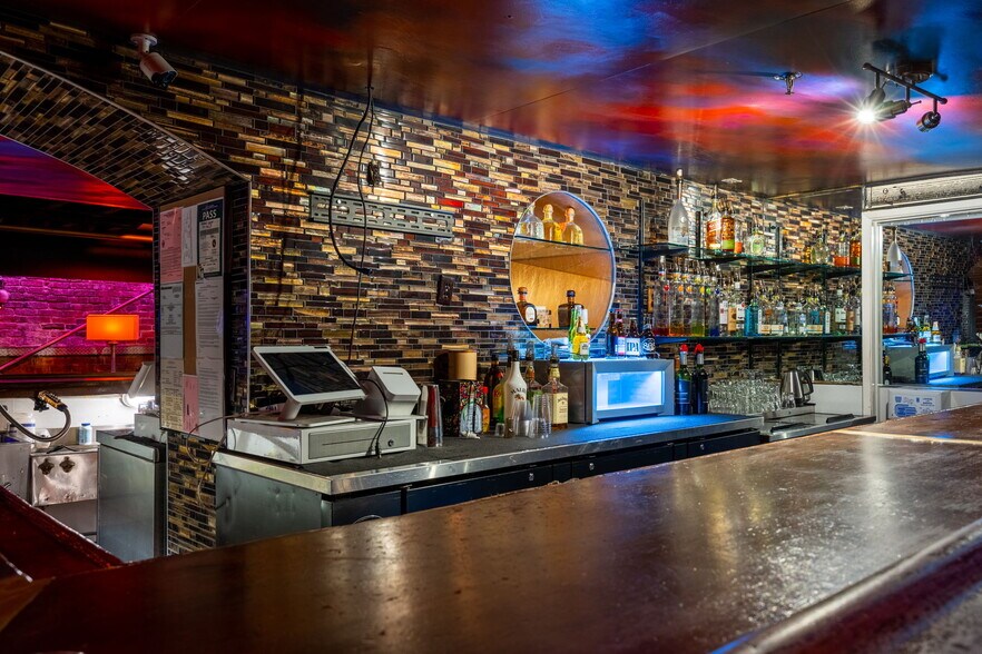 More Photos Of 910 2nd St, Sacramento Bar For Sale