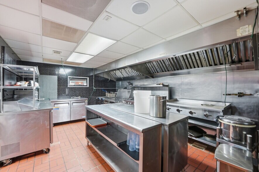 More Photos Of 1404 E College Dr, Marshall General Retail For Sale