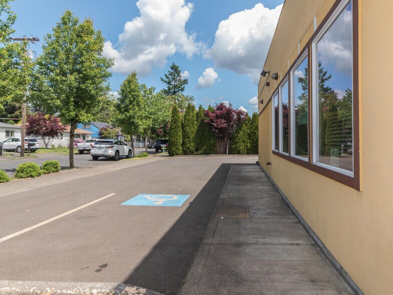 More Photos Of 1810-1818 SE 122nd Ave, Portland Restaurant For Sale