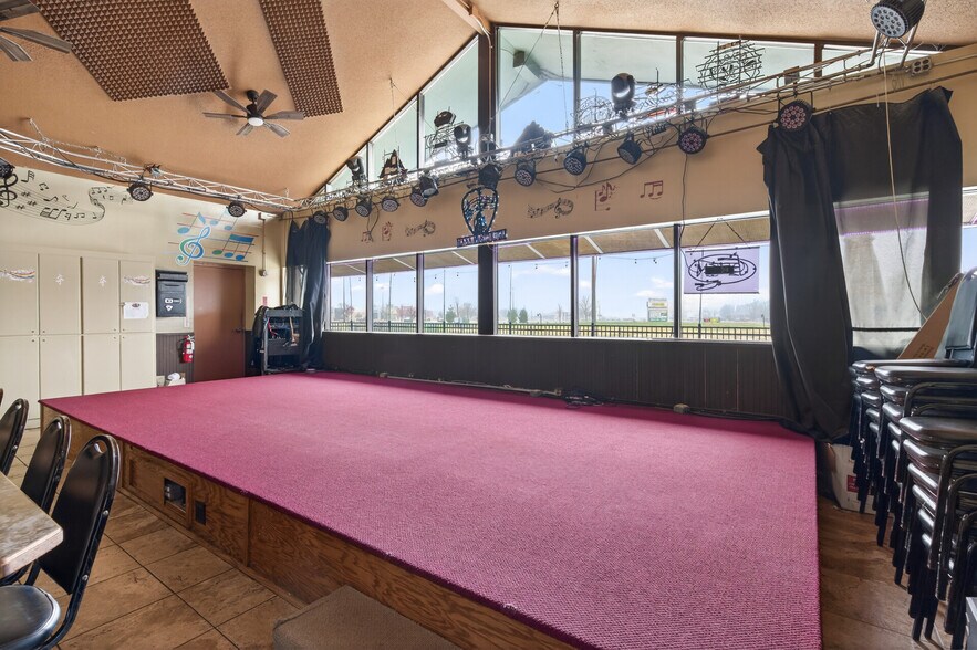 More Photos Of 17646 NE Central Ave, Ham Lake Restaurant For Sale