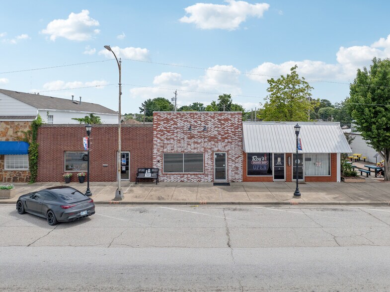 Primary Photo Of 119 N Broadway, Coweta General Retail For Sale