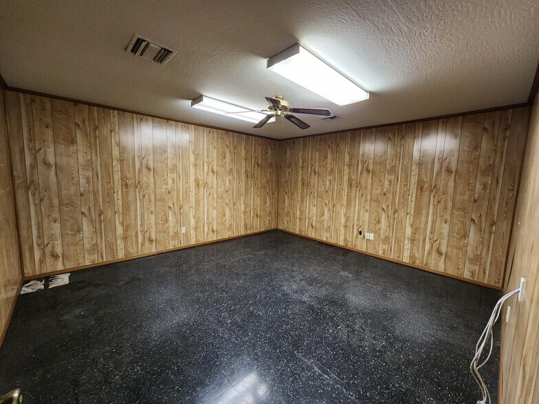 More Photos Of 2855 N Sunnyside Ave, Fresno Warehouse For Lease