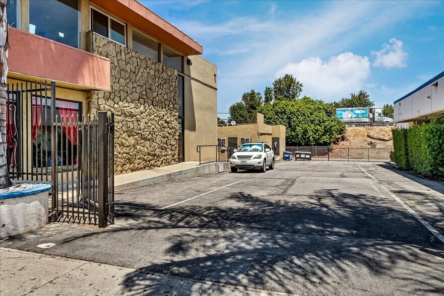 More Photos Of 19709 Ventura Blvd, Woodland Hills Office For Sale