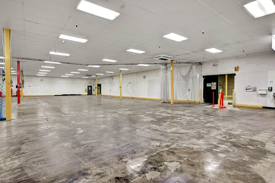 More Photos Of 100 Chamber Plz, Charleroi Supermarket For Lease