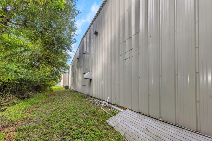 More Photos Of 10781 75th St N, Seminole Light Manufacturing For Lease